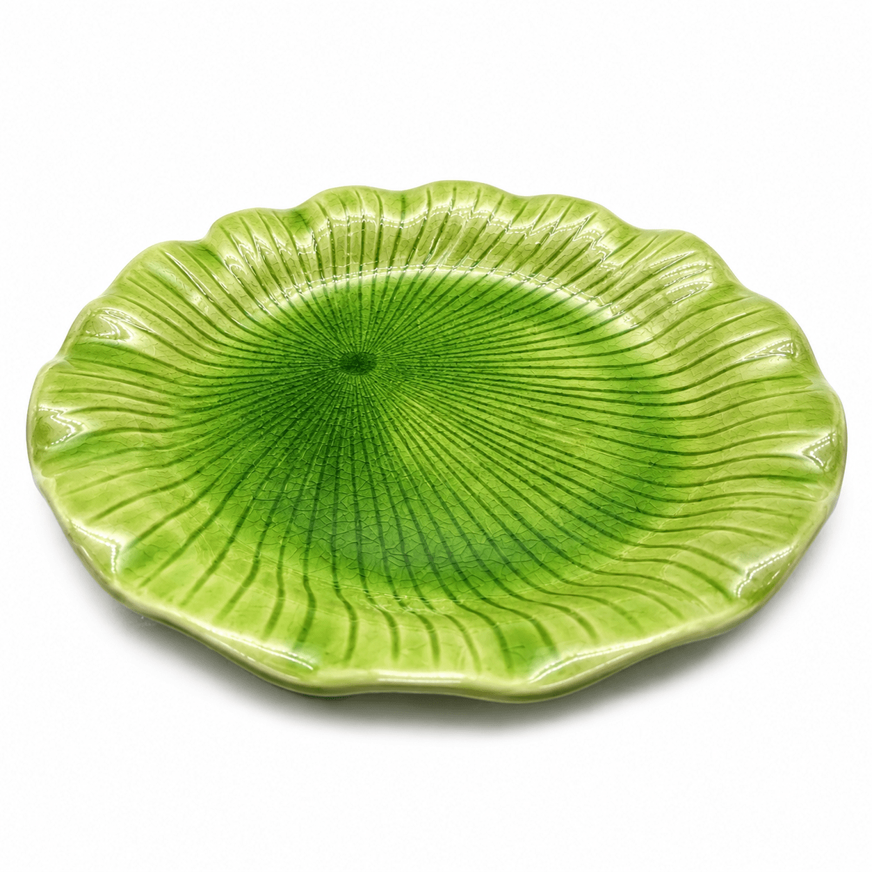 Groene bloemvormige keramische lotus schaal van 30 cm met glanzend reliëf op een witte achtergrond.