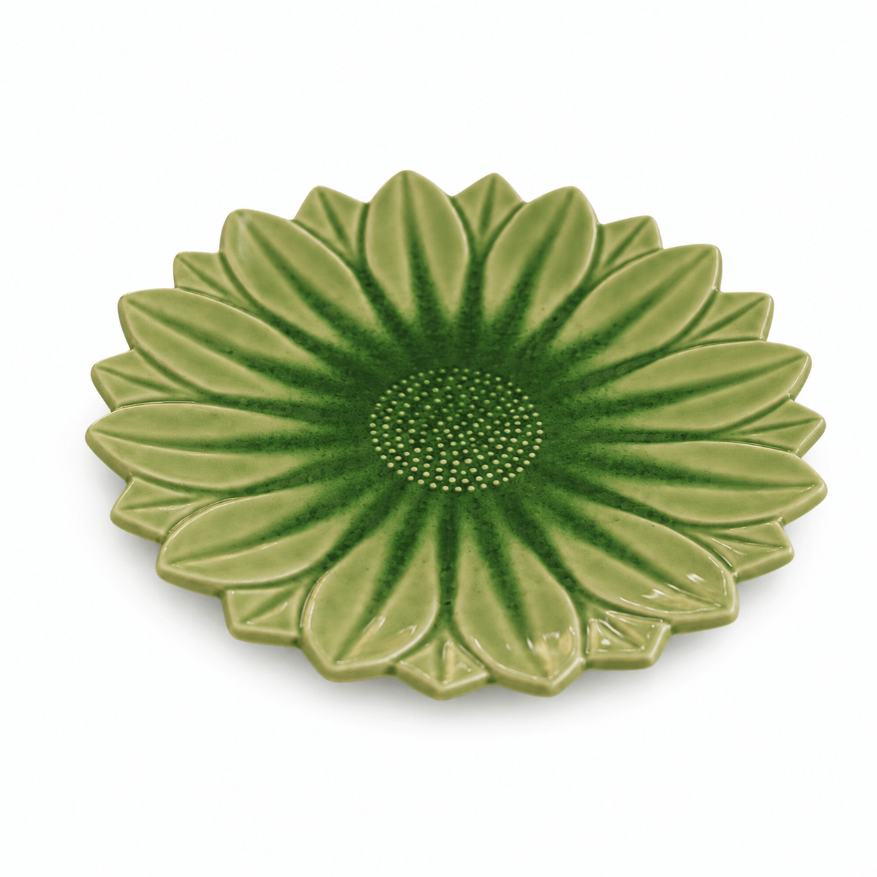 Groen keramisch lotus bord van 27 cm met glanzend bloemreliëf op een witte achtergrond.