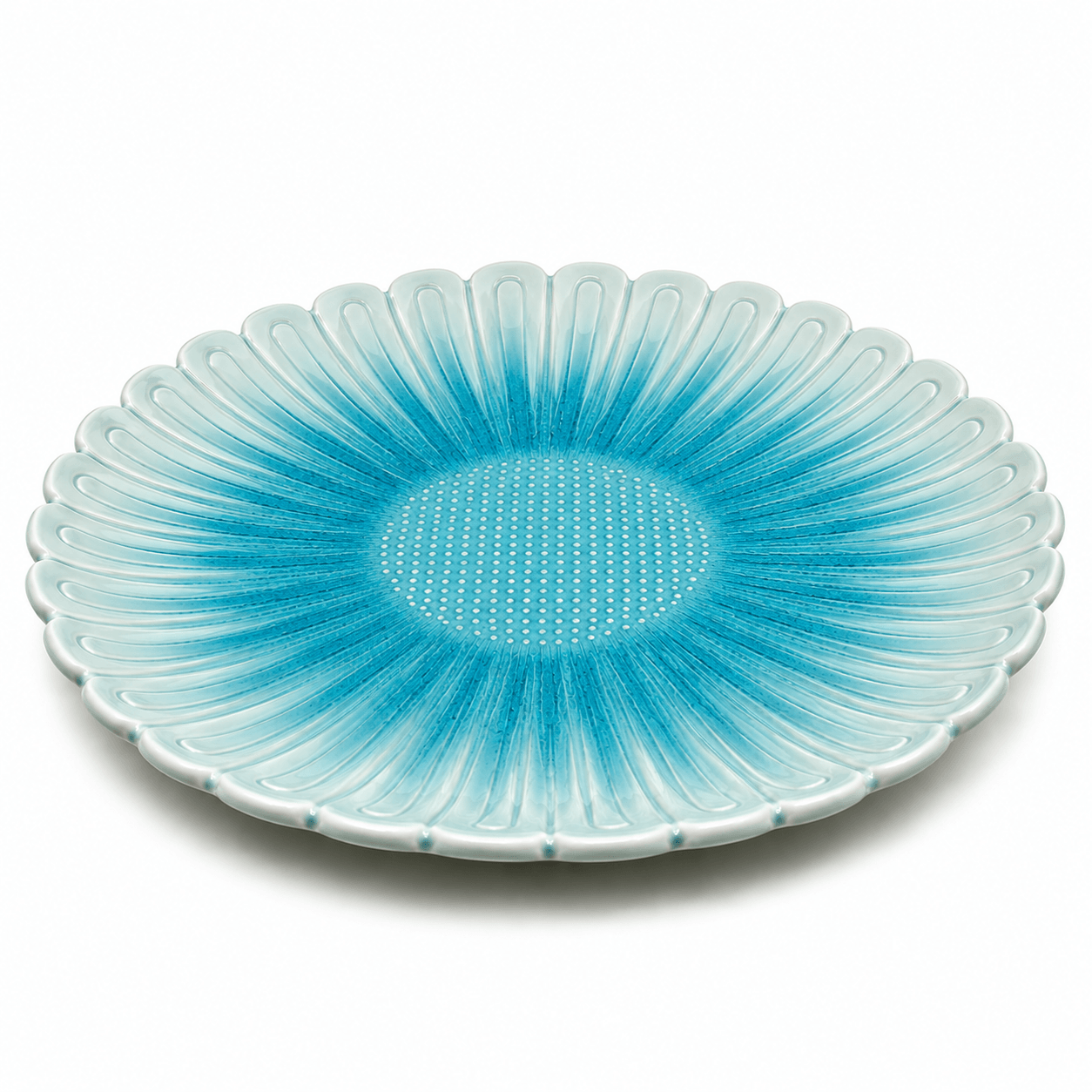 Blauwe keramische lotusschaal van 30 cm met bloemreliëf en glanzende afwerking op een witte achtergrond.