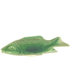 Groen keramieken visbord 38 cm in visvorm schuin gefotografeerd tegen neutrale achtergrond.
