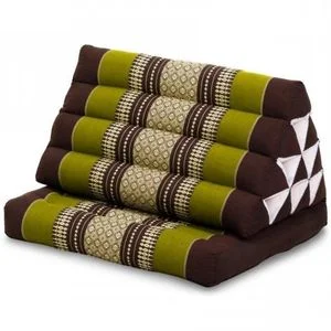 Opgevouwen Thais driehoekskussen in groen en bruin met traditioneel patroon