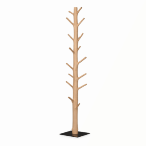 Staande kapstok in boomvorm van licht hout met zwarte metalen voet op witte achtergrond