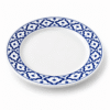 Blauw-wit keramisch dinerbord van 22 cm met decoratief patroon langs de rand.