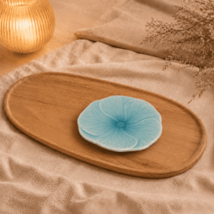 Blauw bloembord Lotus van 16 cm, sfeervol gepresenteerd op een houten serveerplank.