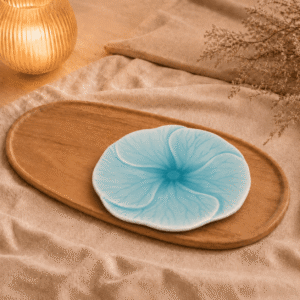 Blauw bloembord Lotus van 17,5 cm, sfeervol gepresenteerd op een houten serveerplank.