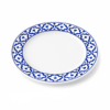 Keramisch bord van 24 cm met traditioneel Thais blauw-wit patroon op de rand.
