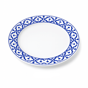 Keramisch bord van 26 cm met traditioneel Thais blauw-wit patroon op de rand.