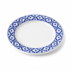 Plat Thais bord van keramiek met blauw-wit ananaspatroon op witte achtergrond.