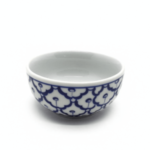 Klein Thais kommetje van handgeschilderd keramiek met traditioneel blauw-wit patroon op witte achtergrond.