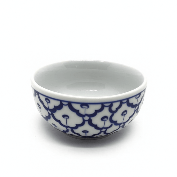 Klein Thais kommetje van handgeschilderd keramiek met traditioneel blauw-wit patroon op witte achtergrond.