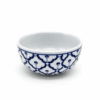 Blauw-wit Thais schaaltje van 12 cm met traditioneel patroon tegen een witte achtergrond.