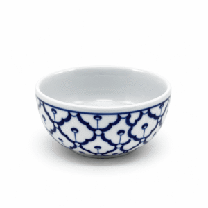 Blauw-wit Thais schaaltje van 12 cm met traditioneel patroon tegen een witte achtergrond.