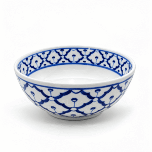 Leeg blauw-wit Thais schaaltje van 15 cm met traditioneel patroon tegen een witte achtergrond.