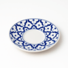 Rond blauw-wit keramieken Thaise schoteltje met pineapple patroon op witte achtergrond.