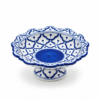 Blauw-wit keramisch schaaltje 13 cm op voet met decoratief patroon en geschulpte rand tegen een witte achtergrond.