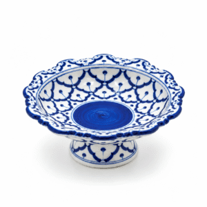 Blauw-wit keramisch schaaltje 13 cm op voet met decoratief patroon en geschulpte rand tegen een witte achtergrond.