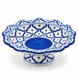 Blauw-wit schaaltje op voet van 16 cm met sierlijke rand en traditioneel blauw patroon op witte achtergrond.
