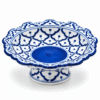 Blauw-witte schaal op voet van 18 cm met sierlijke geschulpte rand en traditioneel blauw patroon op witte achtergrond.