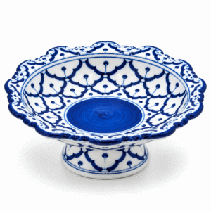 Blauw-witte schaal op voet van 18 cm met sierlijke geschulpte rand en traditioneel blauw patroon op witte achtergrond.