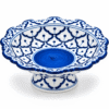 Blauw-witte schaal op voet van 21 cm met sierlijke geschulpte rand en traditioneel blauw patroon, gefotografeerd op witte achtergrond.
