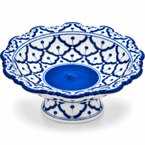 Blauw-witte schaal op voet van 21 cm met sierlijke geschulpte rand en traditioneel blauw patroon, gefotografeerd op witte achtergrond.