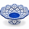 Blauw-witte schaal op voet van 24 cm met geschulpte rand en handgeschilderd blauw patroon, gefotografeerd op witte achtergrond.