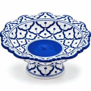 Blauw-witte schaal op voet van 24 cm met geschulpte rand en handgeschilderd blauw patroon, gefotografeerd op witte achtergrond.