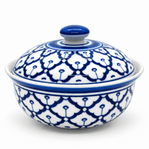 Thaise dekschaal van 18,5 cm in blauw-wit keramiek, met traditioneel handgeschilderd patroon en bijpassend deksel met knop.