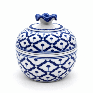 Thaise kom van 13 cm in blauw-wit keramiek met traditioneel patroon en sierlijk deksel.