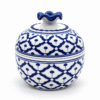 Blauw-witte Thaise kom van 16 cm met traditioneel patroon en decoratief deksel op witte achtergrond.