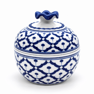 Blauw-witte Thaise kom van 16 cm met traditioneel patroon en decoratief deksel op witte achtergrond.