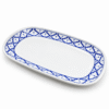 Thaise ovale keramieken schaal van 29 cm met blauw-wit patroon op een witte achtergrond.