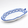 Diepe Thaise serveerschaal in bladvorm van 27 cm met blauw-wit patroon en donkerblauwe rand.