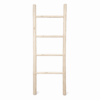Vrijstaande decoratieladder van licht hout tegen witte achtergrond