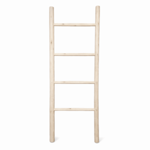 Vrijstaande decoratieladder van licht hout tegen witte achtergrond