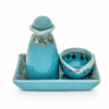Turquoise keramische massage olie karaf met bijpassend schaaltje op een rechthoekig dienblad, vrijstaand op lichte achtergrond.