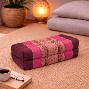 Rechthoekig Thais meditatiekussen in roze en bordeaux rood in een warme en rustgevende interieursetting.