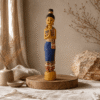 Blauw met goudkleurig Sawadee Lady beeld van 50 cm op ronde houten verhoger in naturel interieur met linnen stoffen, droogbloemen en warme aardetinten.