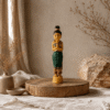 Groen met goudkleurig Sawadee Lady beeld van 36 cm op ronde houten verhoger in naturel interieur met linnen stoffen en droogbloemen.