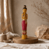 Rood met goudkleurig Sawadee Lady beeld van 50 cm op ronde houten verhoger in naturel interieur met linnen stoffen, droogbloemen en warme aardetinten.