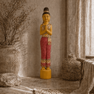 Rood met goudkleurig Sawadee Lady beeld van 80 cm in naturel interieur met droogbloemen, linnen gordijn, rotan mand en warme aardetinten.