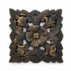 Houtsnijwerk rozet vierkant 15 cm – decoratief en ambachtelijk Het houtsnijwerk rozet vierkant 15 cm is een prachtig handgemaakt ornament met een verfijnd patroon. De warme bruine kleur met een lichte gouden gloed geeft het rozet een stijlvolle en authentieke uitstraling. Door het compacte formaat is dit ornament veelzijdig in gebruik. Het kan dienen als subtiele muurdecoratie, maar ook als decoratief object op tafel of kast. Handgesneden vakmanschap Dit ornament is met de hand vervaardigd uit hout. Het houtsnijwerk geeft het rozet een gedetailleerd en karaktervol uiterlijk. Omdat het een handgemaakt natuurproduct betreft, kunnen kleine verschillen in kleur, houtstructuur en afwerking voorkomen. Dit maakt ieder stuk uniek. Veelzijdig in gebruik Het houtsnijwerk rozet vierkant 15 cm kan op verschillende manieren worden gebruikt: Als muurdecoratie in woonkamer of hal Als bijzonder housewarming geschenk Als decoratief ornament op tafel of kast Als stijlvolle onderzetter Door het unieke ontwerp past het rozet zowel in een bohemian, oosters als natuurlijk interieur. Productinformatie Afmetingen: ca. 15 cm Gewicht: ca. 174 gram Materiaal: handgesneden hout Kleur: bruin met subtiele gouden gloed Handgemaakt: ja Omdat het een natuurproduct betreft, kunnen kleine verschillen in kleur en houtstructuur voorkomen. Veelgestelde vragen Is elk rozet hetzelfde? Nee, omdat het handgesneden houtsnijwerk is, kunnen kleine verschillen in kleur en structuur voorkomen. Kan dit ornament ook als onderzetter gebruikt worden? Ja, het stevige hout en compacte formaat maken het geschikt als decoratieve onderzetter. Is het rozet geschikt als cadeau? Ja, door het ambachtelijke karakter is het een bijzonder housewarming- of decoratiegeschenk. Is het ornament eenvoudig op te hangen? Door het lichte gewicht kan het eenvoudig als muurdecoratie worden bevestigd.
