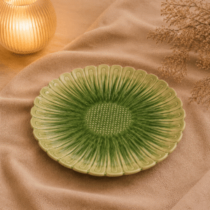 Groene keramische lotusschaal van 20 cm op beige stof in een warme sfeersetting met zachte verlichting.