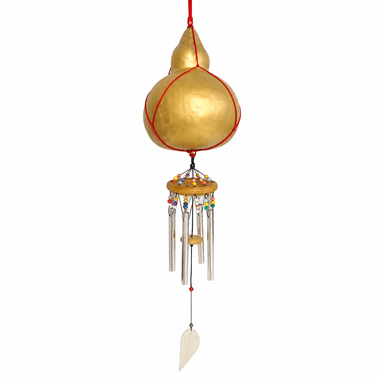 Thaise windgong met gouden bol, rode ophangkoord, houten details, metalen buisjes en wit bladvormig hangertje op een lichte achtergrond.