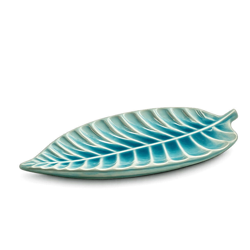 Blauwe keramische bladschaal van 31 cm met langwerpige bladvorm en glanzend reliëf op een vrijstaande achtergrond.