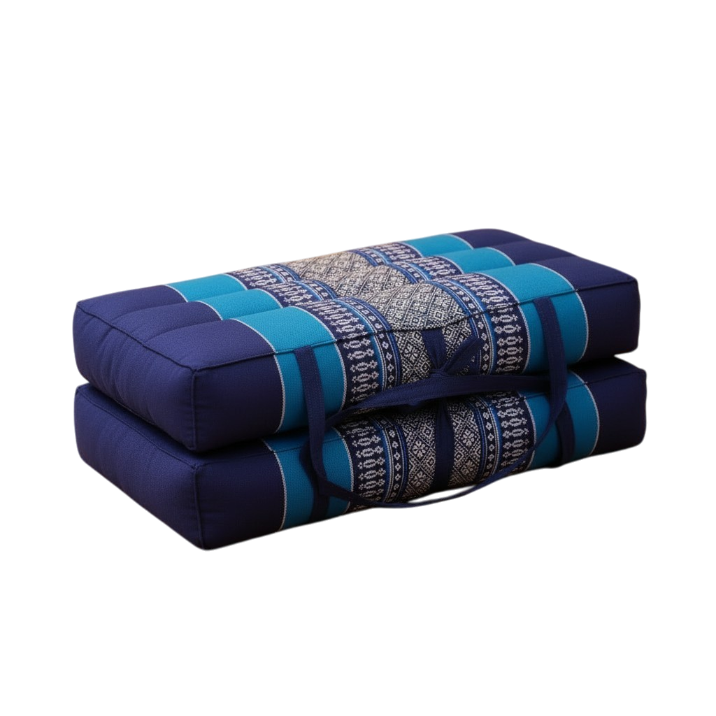 Opgevouwen Thais meditatiekussen in donkerblauw en turquoise met licht traditioneel patroon op zwarte achtergrond.