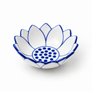 Blauw-witte keramische kom in de vorm van een open lotusbloem met blauwe randen en stippen in het midden.