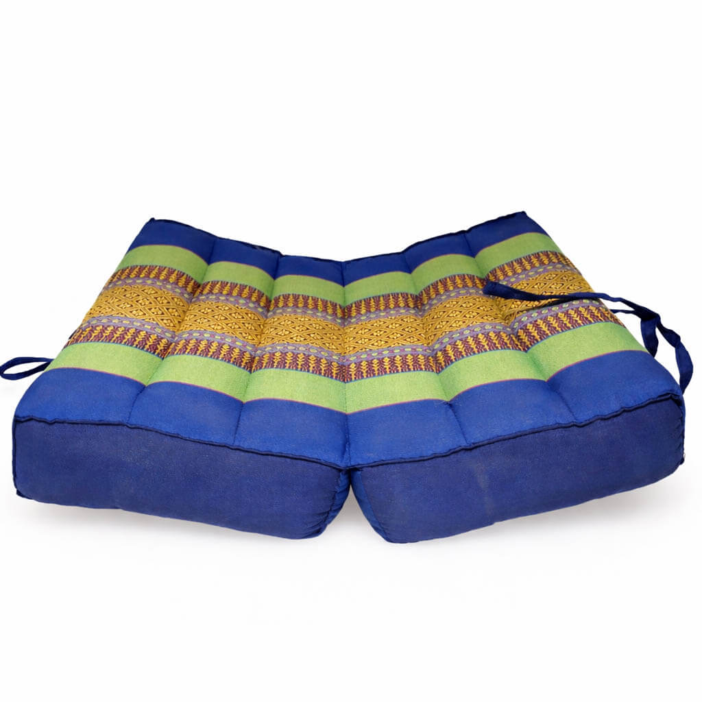 opvouwbaar-meditatiekussen-blauw-groen-openaanzicht Opengeklapt meditatiekussen in blauw en groen met traditioneel patroon en stevige vulling.