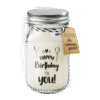 Witte geurkaars in glazen pot met metalen deksel en de tekst “Happy Birthday to you!”, voorzien van een cadeaulabel.