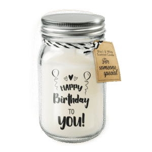 Witte geurkaars in glazen pot met metalen deksel en de tekst “Happy Birthday to you!”, voorzien van een cadeaulabel.